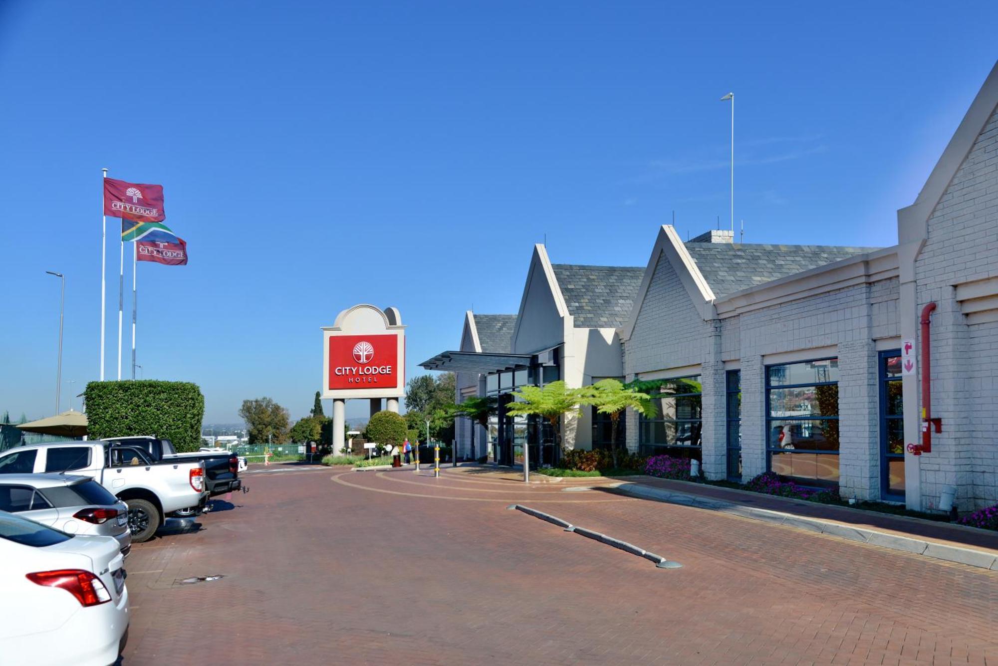 City Lodge Hotel Johannesburg Airport, Barbara Road Кемптън Парк Екстериор снимка